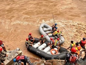 尼泊尔巴士坠河，14名印度游客死亡